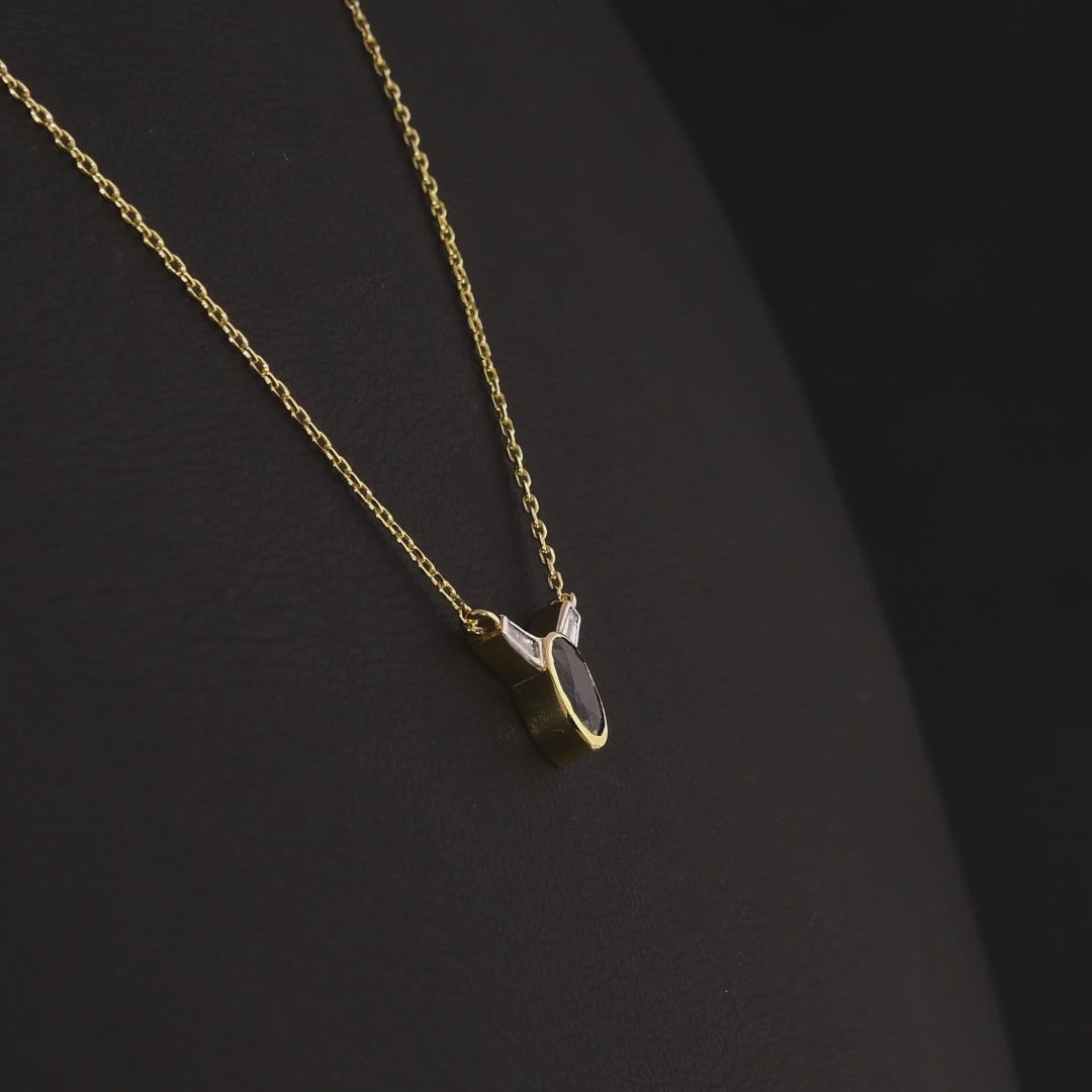 0.52 Karat Oval Safir Baget Pırlanta Kolye