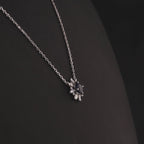 0.79 Karat Safir Baget Pırlanta Kolye